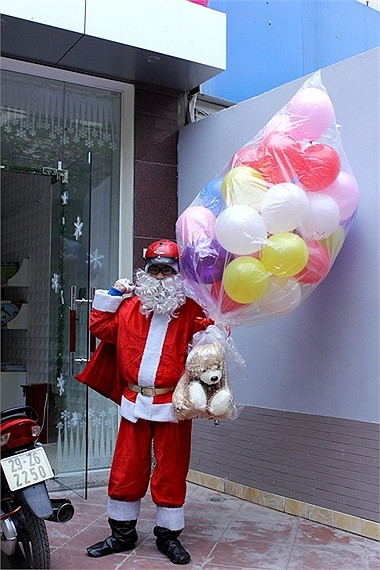 Từ 9h sáng, chuyến hành trình đầu tiên của các ông già Noel đem quà đến cho các bạn nhỏ bắt đầu. >> NHAN SẮC YÊU KIỀU CỦA CÁC NỮ DOANH NHÂN TƯƠNG LAI >> Hotgirl Thảo My "đốt cháy mùa đông" đón Noel >> HOTGIRL KHẢ NGÂN, BẢO TRÂN KHIẾN SAO HÀN PHẢI GHEN TỊ >> Ngôi sao Missteen Thảo My khiến cộng đồng mạng "nổi sóng" >> MISS CUXI VIỆT HUÊ KHOE DÁNG XINH >> Hotgirl Linh Hàn gợi cảm đón mùa đông về >> Nữ sinh Học viện Hành chính hóa thân thành thôn nữ xinh đẹp >> HOA KHÔI SINH VIÊN YÊU KIỀU BÊN "NGỰA SẮT" >> Vẻ đẹp căng tràn của Hoa khôi Missteen Diễm Trang >>Những mỹ nhân từng học tại trường "nhà giàu" RMIT