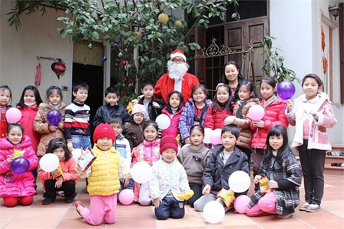 Khi ông già Noel chuẩn bị ra về, các em nhỏ không quên chụp ảnh kỷ niệm. >> NHAN SẮC YÊU KIỀU CỦA CÁC NỮ DOANH NHÂN TƯƠNG LAI >> Hotgirl Thảo My "đốt cháy mùa đông" đón Noel >> HOTGIRL KHẢ NGÂN, BẢO TRÂN KHIẾN SAO HÀN PHẢI GHEN TỊ >> Ngôi sao Missteen Thảo My khiến cộng đồng mạng "nổi sóng" >> MISS CUXI VIỆT HUÊ KHOE DÁNG XINH >> Hotgirl Linh Hàn gợi cảm đón mùa đông về >> Nữ sinh Học viện Hành chính hóa thân thành thôn nữ xinh đẹp >> HOA KHÔI SINH VIÊN YÊU KIỀU BÊN "NGỰA SẮT" >> Vẻ đẹp căng tràn của Hoa khôi Missteen Diễm Trang >>Những mỹ nhân từng học tại trường "nhà giàu" RMIT