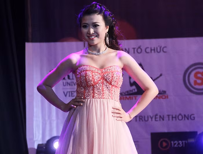 >> NHAN SẮC YÊU KIỀU CỦA CÁC NỮ DOANH NHÂN TƯƠNG LAI >> Hotgirl Thảo My "đốt cháy mùa đông" đón Noel >> HOTGIRL KHẢ NGÂN, BẢO TRÂN KHIẾN SAO HÀN PHẢI GHEN TỊ >> Ngôi sao Missteen Thảo My khiến cộng đồng mạng "nổi sóng" >> MISS CUXI VIỆT HUÊ KHOE DÁNG XINH >> Hotgirl Linh Hàn gợi cảm đón mùa đông về >> Nữ sinh Học viện Hành chính hóa thân thành thôn nữ xinh đẹp >> HOA KHÔI SINH VIÊN YÊU KIỀU BÊN "NGỰA SẮT" >> Vẻ đẹp căng tràn của Hoa khôi Missteen Diễm Trang >>Những mỹ nhân từng học tại trường "nhà giàu" RMIT