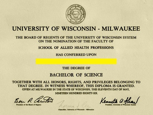 Một ví dụ về văn bằng đại học của Trường Đại học Wisconsin Milwaukee. Bằng này được ghi là “Bachelor of Science” thay vì “The degree of bachelor”. Một ví dụ về văn bằng đại học của Trường Đại học Wisconsin Milwaukee. Bằng này được ghi là “Bachelor of Science” thay vì “The degree of bachelor”.