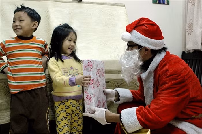 Các bé đều khoe những thành tích của bản thân mình để nhận được những món quà ý nghĩa của ông già Noel. >> NHAN SẮC YÊU KIỀU CỦA CÁC NỮ DOANH NHÂN TƯƠNG LAI >> Hotgirl Thảo My "đốt cháy mùa đông" đón Noel >> HOTGIRL KHẢ NGÂN, BẢO TRÂN KHIẾN SAO HÀN PHẢI GHEN TỊ >> Ngôi sao Missteen Thảo My khiến cộng đồng mạng "nổi sóng" >> MISS CUXI VIỆT HUÊ KHOE DÁNG XINH >> Hotgirl Linh Hàn gợi cảm đón mùa đông về >> Nữ sinh Học viện Hành chính hóa thân thành thôn nữ xinh đẹp >> HOA KHÔI SINH VIÊN YÊU KIỀU BÊN "NGỰA SẮT" >> Vẻ đẹp căng tràn của Hoa khôi Missteen Diễm Trang >>Những mỹ nhân từng học tại trường "nhà giàu" RMIT