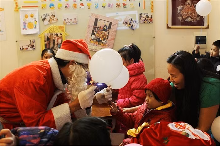 Nhiều khi không chỉ là những món quà, các ông già Noel còn đem đến những câu chuyện thú vị về Lễ Giáng sinh. >> NHAN SẮC YÊU KIỀU CỦA CÁC NỮ DOANH NHÂN TƯƠNG LAI >> Hotgirl Thảo My "đốt cháy mùa đông" đón Noel >> HOTGIRL KHẢ NGÂN, BẢO TRÂN KHIẾN SAO HÀN PHẢI GHEN TỊ >> Ngôi sao Missteen Thảo My khiến cộng đồng mạng "nổi sóng" >> MISS CUXI VIỆT HUÊ KHOE DÁNG XINH >> Hotgirl Linh Hàn gợi cảm đón mùa đông về >> Nữ sinh Học viện Hành chính hóa thân thành thôn nữ xinh đẹp >> HOA KHÔI SINH VIÊN YÊU KIỀU BÊN "NGỰA SẮT" >> Vẻ đẹp căng tràn của Hoa khôi Missteen Diễm Trang >>Những mỹ nhân từng học tại trường "nhà giàu" RMIT