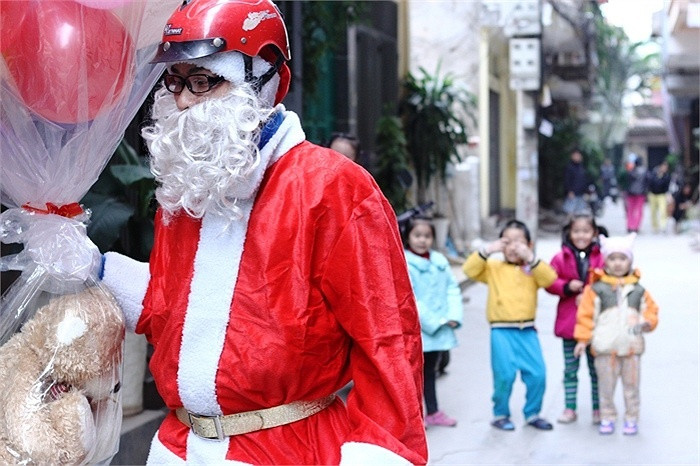 Với trang phục độc đáo, các ông già Noel luôn thu hút các em nhỏ. >> NHAN SẮC YÊU KIỀU CỦA CÁC NỮ DOANH NHÂN TƯƠNG LAI >> Hotgirl Thảo My "đốt cháy mùa đông" đón Noel >> HOTGIRL KHẢ NGÂN, BẢO TRÂN KHIẾN SAO HÀN PHẢI GHEN TỊ >> Ngôi sao Missteen Thảo My khiến cộng đồng mạng "nổi sóng" >> MISS CUXI VIỆT HUÊ KHOE DÁNG XINH >> Hotgirl Linh Hàn gợi cảm đón mùa đông về >> Nữ sinh Học viện Hành chính hóa thân thành thôn nữ xinh đẹp >> HOA KHÔI SINH VIÊN YÊU KIỀU BÊN "NGỰA SẮT" >> Vẻ đẹp căng tràn của Hoa khôi Missteen Diễm Trang >>Những mỹ nhân từng học tại trường "nhà giàu" RMIT