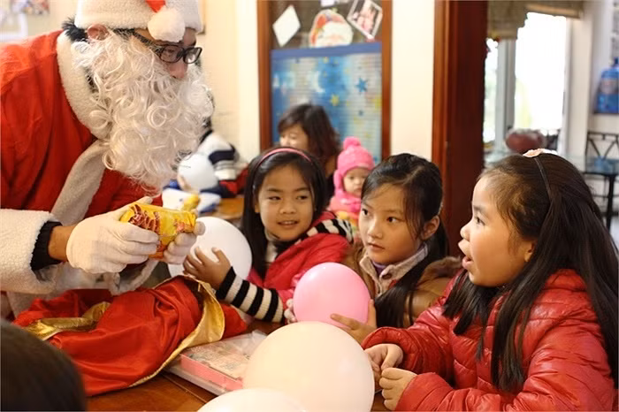 Các em nhỏ thường vây quanh ông già Noel và vui vẻ nhận những món quà dù rất nhỏ. >> NHAN SẮC YÊU KIỀU CỦA CÁC NỮ DOANH NHÂN TƯƠNG LAI >> Hotgirl Thảo My "đốt cháy mùa đông" đón Noel >> HOTGIRL KHẢ NGÂN, BẢO TRÂN KHIẾN SAO HÀN PHẢI GHEN TỊ >> Ngôi sao Missteen Thảo My khiến cộng đồng mạng "nổi sóng" >> MISS CUXI VIỆT HUÊ KHOE DÁNG XINH >> Hotgirl Linh Hàn gợi cảm đón mùa đông về >> Nữ sinh Học viện Hành chính hóa thân thành thôn nữ xinh đẹp >> HOA KHÔI SINH VIÊN YÊU KIỀU BÊN "NGỰA SẮT" >> Vẻ đẹp căng tràn của Hoa khôi Missteen Diễm Trang >>Những mỹ nhân từng học tại trường "nhà giàu" RMIT