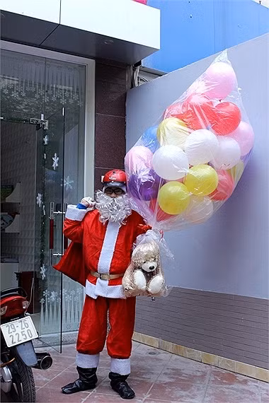 Từ 9h sáng, chuyến hành trình đầu tiên của các ông già Noel đem quà đến cho các bạn nhỏ bắt đầu. >> NHAN SẮC YÊU KIỀU CỦA CÁC NỮ DOANH NHÂN TƯƠNG LAI >> Hotgirl Thảo My "đốt cháy mùa đông" đón Noel >> HOTGIRL KHẢ NGÂN, BẢO TRÂN KHIẾN SAO HÀN PHẢI GHEN TỊ >> Ngôi sao Missteen Thảo My khiến cộng đồng mạng "nổi sóng" >> MISS CUXI VIỆT HUÊ KHOE DÁNG XINH >> Hotgirl Linh Hàn gợi cảm đón mùa đông về >> Nữ sinh Học viện Hành chính hóa thân thành thôn nữ xinh đẹp >> HOA KHÔI SINH VIÊN YÊU KIỀU BÊN "NGỰA SẮT" >> Vẻ đẹp căng tràn của Hoa khôi Missteen Diễm Trang >>Những mỹ nhân từng học tại trường "nhà giàu" RMIT