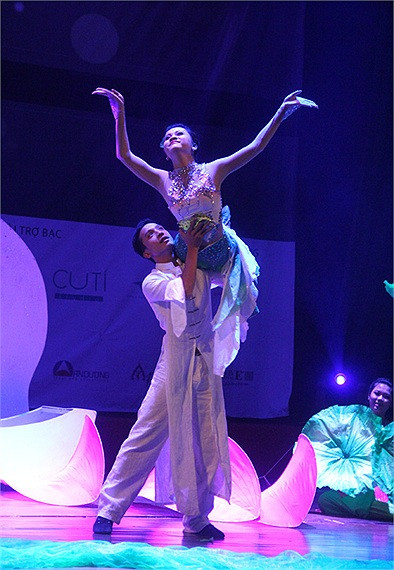 Cô nữ sinh Phạm Thị Hương đã giành giải Miss tài năng với màn múa Hương sắc Việt Nam vô cùng uyển chuyển >> NHAN SẮC YÊU KIỀU CỦA CÁC NỮ DOANH NHÂN TƯƠNG LAI >> Hotgirl Thảo My "đốt cháy mùa đông" đón Noel >> HOTGIRL KHẢ NGÂN, BẢO TRÂN KHIẾN SAO HÀN PHẢI GHEN TỊ >> Ngôi sao Missteen Thảo My khiến cộng đồng mạng "nổi sóng" >> MISS CUXI VIỆT HUÊ KHOE DÁNG XINH >> Hotgirl Linh Hàn gợi cảm đón mùa đông về >> Nữ sinh Học viện Hành chính hóa thân thành thôn nữ xinh đẹp >> HOA KHÔI SINH VIÊN YÊU KIỀU BÊN "NGỰA SẮT" >> Vẻ đẹp căng tràn của Hoa khôi Missteen Diễm Trang >>Những mỹ nhân từng học tại trường "nhà giàu" RMIT Cô nữ sinh Phạm Thị Hương đã giành giải Miss tài năng với màn múa Hương sắc Việt Nam vô cùng uyển chuyển >> NHAN SẮC YÊU KIỀU CỦA CÁC NỮ DOANH NHÂN TƯƠNG LAI >> Hotgirl Thảo My "đốt cháy mùa đông" đón Noel >> HOTGIRL KHẢ NGÂN, BẢO TRÂN KHIẾN SAO HÀN PHẢI GHEN TỊ >> Ngôi sao Missteen Thảo My khiến cộng đồng mạng "nổi sóng" >> MISS CUXI VIỆT HUÊ KHOE DÁNG XINH >> Hotgirl Linh Hàn gợi cảm đón mùa đông về >> Nữ sinh Học viện Hành chính hóa thân thành thôn nữ xinh đẹp >> HOA KHÔI SINH VIÊN YÊU KIỀU BÊN "NGỰA SẮT" >> Vẻ đẹp căng tràn của Hoa khôi Missteen Diễm Trang >>Những mỹ nhân từng học tại trường "nhà giàu" RMIT