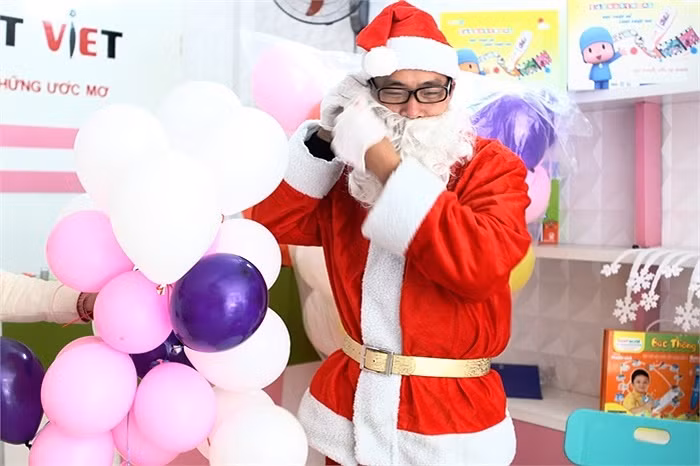 Sau mỗi chuyến hành trình các ông già Noel lại tiếp tục cùng những món quà mới. >> NHAN SẮC YÊU KIỀU CỦA CÁC NỮ DOANH NHÂN TƯƠNG LAI >> Hotgirl Thảo My "đốt cháy mùa đông" đón Noel >> HOTGIRL KHẢ NGÂN, BẢO TRÂN KHIẾN SAO HÀN PHẢI GHEN TỊ >> Ngôi sao Missteen Thảo My khiến cộng đồng mạng "nổi sóng" >> MISS CUXI VIỆT HUÊ KHOE DÁNG XINH >> Hotgirl Linh Hàn gợi cảm đón mùa đông về >> Nữ sinh Học viện Hành chính hóa thân thành thôn nữ xinh đẹp >> HOA KHÔI SINH VIÊN YÊU KIỀU BÊN "NGỰA SẮT" >> Vẻ đẹp căng tràn của Hoa khôi Missteen Diễm Trang >>Những mỹ nhân từng học tại trường "nhà giàu" RMIT