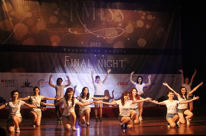 4 nữ sinh xinh đẹp và tài năng nhất của ĐH RMIT đã cùng nhau thể hiện hết mình ở đêm chung kết của cuộc thi >> NHAN SẮC YÊU KIỀU CỦA CÁC NỮ DOANH NHÂN TƯƠNG LAI >> Hotgirl Thảo My "đốt cháy mùa đông" đón Noel >> HOTGIRL KHẢ NGÂN, BẢO TRÂN KHIẾN SAO HÀN PHẢI GHEN TỊ >> Ngôi sao Missteen Thảo My khiến cộng đồng mạng "nổi sóng" >> MISS CUXI VIỆT HUÊ KHOE DÁNG XINH >> Hotgirl Linh Hàn gợi cảm đón mùa đông về >> Nữ sinh Học viện Hành chính hóa thân thành thôn nữ xinh đẹp >> HOA KHÔI SINH VIÊN YÊU KIỀU BÊN "NGỰA SẮT" >> Vẻ đẹp căng tràn của Hoa khôi Missteen Diễm Trang >>Những mỹ nhân từng học tại trường "nhà giàu" RMIT 4 nữ sinh xinh đẹp và tài năng nhất của ĐH RMIT đã cùng nhau thể hiện hết mình ở đêm chung kết của cuộc thi >> NHAN SẮC YÊU KIỀU CỦA CÁC NỮ DOANH NHÂN TƯƠNG LAI >> Hotgirl Thảo My "đốt cháy mùa đông" đón Noel >> HOTGIRL KHẢ NGÂN, BẢO TRÂN KHIẾN SAO HÀN PHẢI GHEN TỊ >> Ngôi sao Missteen Thảo My khiến cộng đồng mạng "nổi sóng" >> MISS CUXI VIỆT HUÊ KHOE DÁNG XINH >> Hotgirl Linh Hàn gợi cảm đón mùa đông về >> Nữ sinh Học viện Hành chính hóa thân thành thôn nữ xinh đẹp >> HOA KHÔI SINH VIÊN YÊU KIỀU BÊN "NGỰA SẮT" >> Vẻ đẹp căng tràn của Hoa khôi Missteen Diễm Trang >>Những mỹ nhân từng học tại trường "nhà giàu" RMIT