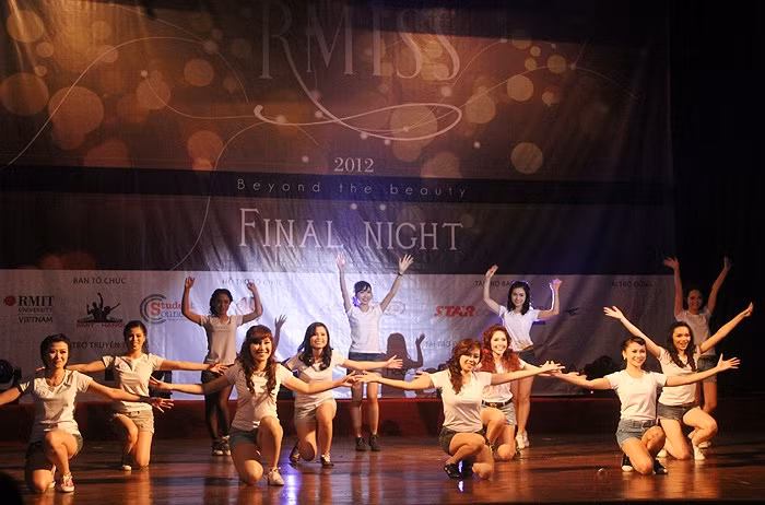 4 nữ sinh xinh đẹp và tài năng nhất của ĐH RMIT đã cùng nhau thể hiện hết mình ở đêm chung kết của cuộc thi >> NHAN SẮC YÊU KIỀU CỦA CÁC NỮ DOANH NHÂN TƯƠNG LAI >> Hotgirl Thảo My "đốt cháy mùa đông" đón Noel >> HOTGIRL KHẢ NGÂN, BẢO TRÂN KHIẾN SAO HÀN PHẢI GHEN TỊ >> Ngôi sao Missteen Thảo My khiến cộng đồng mạng "nổi sóng" >> MISS CUXI VIỆT HUÊ KHOE DÁNG XINH >> Hotgirl Linh Hàn gợi cảm đón mùa đông về >> Nữ sinh Học viện Hành chính hóa thân thành thôn nữ xinh đẹp >> HOA KHÔI SINH VIÊN YÊU KIỀU BÊN "NGỰA SẮT" >> Vẻ đẹp căng tràn của Hoa khôi Missteen Diễm Trang >>Những mỹ nhân từng học tại trường "nhà giàu" RMIT