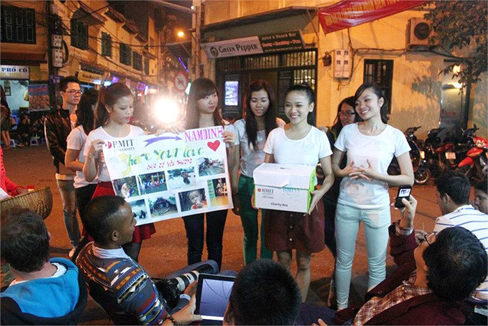 Sau khi vượt qua 2 vòng loại và vòng thi ảnh, 17 nữ sinh xinh đẹp và tài năng nhất của ĐH RMIT đã cùng nhau tham gia vào các hoạt động từ thiện vì cộng đồng >> Ngôi sao Missteen Thảo My khiến cộng đồng mạng "nổi sóng" >> MISS CUXI VIỆT HUÊ KHOE DÁNG XINH >> Hotgirl Linh Hàn gợi cảm đón mùa đông về >> Nữ sinh Học viện Hành chính hóa thân thành thôn nữ xinh đẹp >> HOA KHÔI SINH VIÊN YÊU KIỀU BÊN "NGỰA SẮT" >> Vẻ đẹp căng tràn của Hoa khôi Missteen Diễm Trang >>Những mỹ nhân từng học tại trường "nhà giàu" RMIT >>Miss ĐH Sư phạm Hà Nội diện áo dài cực xinh >> Phát sốt vì 4 nữ giáo viên xinh đẹp >>Midu, Hà Min, Linh Hàn đọ dáng "nóng bỏng" Sau khi vượt qua 2 vòng loại và vòng thi ảnh, 17 nữ sinh xinh đẹp và tài năng nhất của ĐH RMIT đã cùng nhau tham gia vào các hoạt động từ thiện vì cộng đồng >> Ngôi sao Missteen Thảo My khiến cộng đồng mạng "nổi sóng" >> MISS CUXI VIỆT HUÊ KHOE DÁNG XINH >> Hotgirl Linh Hàn gợi cảm đón mùa đông về >> Nữ sinh Học viện Hành chính hóa thân thành thôn nữ xinh đẹp >> HOA KHÔI SINH VIÊN YÊU KIỀU BÊN "NGỰA SẮT" >> Vẻ đẹp căng tràn của Hoa khôi Missteen Diễm Trang >>Những mỹ nhân từng học tại trường "nhà giàu" RMIT >>Miss ĐH Sư phạm Hà Nội diện áo dài cực xinh >> Phát sốt vì 4 nữ giáo viên xinh đẹp >>Midu, Hà Min, Linh Hàn đọ dáng "nóng bỏng"