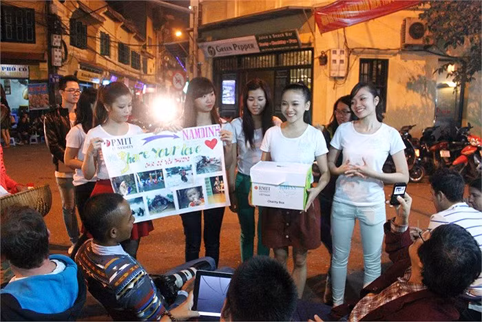 Sau khi vượt qua 2 vòng loại và vòng thi ảnh, 17 nữ sinh xinh đẹp và tài năng nhất của ĐH RMIT đã cùng nhau tham gia vào các hoạt động từ thiện vì cộng đồng >> Ngôi sao Missteen Thảo My khiến cộng đồng mạng "nổi sóng" >> MISS CUXI VIỆT HUÊ KHOE DÁNG XINH >> Hotgirl Linh Hàn gợi cảm đón mùa đông về >> Nữ sinh Học viện Hành chính hóa thân thành thôn nữ xinh đẹp >> HOA KHÔI SINH VIÊN YÊU KIỀU BÊN "NGỰA SẮT" >> Vẻ đẹp căng tràn của Hoa khôi Missteen Diễm Trang >>Những mỹ nhân từng học tại trường "nhà giàu" RMIT >>Miss ĐH Sư phạm Hà Nội diện áo dài cực xinh >> Phát sốt vì 4 nữ giáo viên xinh đẹp >>Midu, Hà Min, Linh Hàn đọ dáng "nóng bỏng" Sau khi vượt qua 2 vòng loại và vòng thi ảnh, 17 nữ sinh xinh đẹp và tài năng nhất của ĐH RMIT đã cùng nhau tham gia vào các hoạt động từ thiện vì cộng đồng >> Ngôi sao Missteen Thảo My khiến cộng đồng mạng "nổi sóng" >> MISS CUXI VIỆT HUÊ KHOE DÁNG XINH >> Hotgirl Linh Hàn gợi cảm đón mùa đông về >> Nữ sinh Học viện Hành chính hóa thân thành thôn nữ xinh đẹp >> HOA KHÔI SINH VIÊN YÊU KIỀU BÊN "NGỰA SẮT" >> Vẻ đẹp căng tràn của Hoa khôi Missteen Diễm Trang >>Những mỹ nhân từng học tại trường "nhà giàu" RMIT >>Miss ĐH Sư phạm Hà Nội diện áo dài cực xinh >> Phát sốt vì 4 nữ giáo viên xinh đẹp >>Midu, Hà Min, Linh Hàn đọ dáng "nóng bỏng"