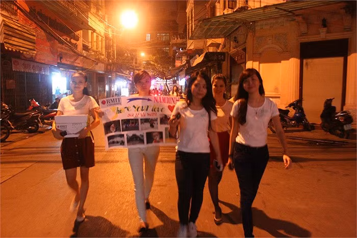 Đây cũng là một thử thách mà ban tổ chức dành cho các thí sinh, khi họ phải chọn nhóm và tự xây dựng ý tưởng đi khuyên góp từ thiện >> Ngôi sao Missteen Thảo My khiến cộng đồng mạng "nổi sóng" >> MISS CUXI VIỆT HUÊ KHOE DÁNG XINH >> Hotgirl Linh Hàn gợi cảm đón mùa đông về >> Nữ sinh Học viện Hành chính hóa thân thành thôn nữ xinh đẹp >> HOA KHÔI SINH VIÊN YÊU KIỀU BÊN "NGỰA SẮT" >> Vẻ đẹp căng tràn của Hoa khôi Missteen Diễm Trang >>Những mỹ nhân từng học tại trường "nhà giàu" RMIT >>Miss ĐH Sư phạm Hà Nội diện áo dài cực xinh >> Phát sốt vì 4 nữ giáo viên xinh đẹp >>Midu, Hà Min, Linh Hàn đọ dáng "nóng bỏng" Đây cũng là một thử thách mà ban tổ chức dành cho các thí sinh, khi họ phải chọn nhóm và tự xây dựng ý tưởng đi khuyên góp từ thiện >> Ngôi sao Missteen Thảo My khiến cộng đồng mạng "nổi sóng" >> MISS CUXI VIỆT HUÊ KHOE DÁNG XINH >> Hotgirl Linh Hàn gợi cảm đón mùa đông về >> Nữ sinh Học viện Hành chính hóa thân thành thôn nữ xinh đẹp >> HOA KHÔI SINH VIÊN YÊU KIỀU BÊN "NGỰA SẮT" >> Vẻ đẹp căng tràn của Hoa khôi Missteen Diễm Trang >>Những mỹ nhân từng học tại trường "nhà giàu" RMIT >>Miss ĐH Sư phạm Hà Nội diện áo dài cực xinh >> Phát sốt vì 4 nữ giáo viên xinh đẹp >>Midu, Hà Min, Linh Hàn đọ dáng "nóng bỏng"