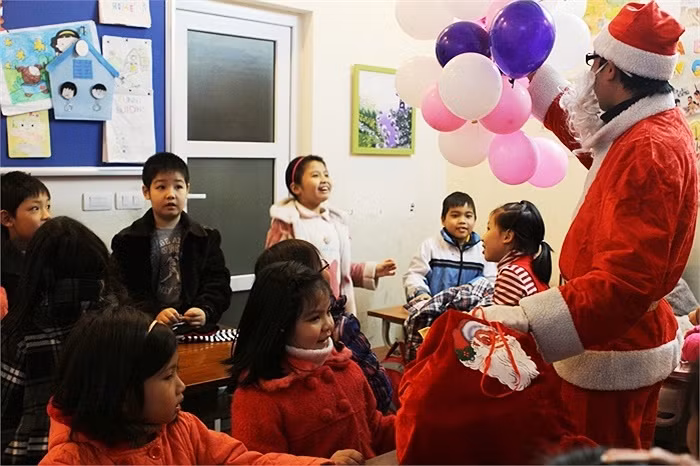 Các em học sinh trong lớp rất phấn khích trước sự xuất hiện của ông già Noel. >> NHAN SẮC YÊU KIỀU CỦA CÁC NỮ DOANH NHÂN TƯƠNG LAI >> Hotgirl Thảo My "đốt cháy mùa đông" đón Noel >> HOTGIRL KHẢ NGÂN, BẢO TRÂN KHIẾN SAO HÀN PHẢI GHEN TỊ >> Ngôi sao Missteen Thảo My khiến cộng đồng mạng "nổi sóng" >> MISS CUXI VIỆT HUÊ KHOE DÁNG XINH >> Hotgirl Linh Hàn gợi cảm đón mùa đông về >> Nữ sinh Học viện Hành chính hóa thân thành thôn nữ xinh đẹp >> HOA KHÔI SINH VIÊN YÊU KIỀU BÊN "NGỰA SẮT" >> Vẻ đẹp căng tràn của Hoa khôi Missteen Diễm Trang >>Những mỹ nhân từng học tại trường "nhà giàu" RMIT