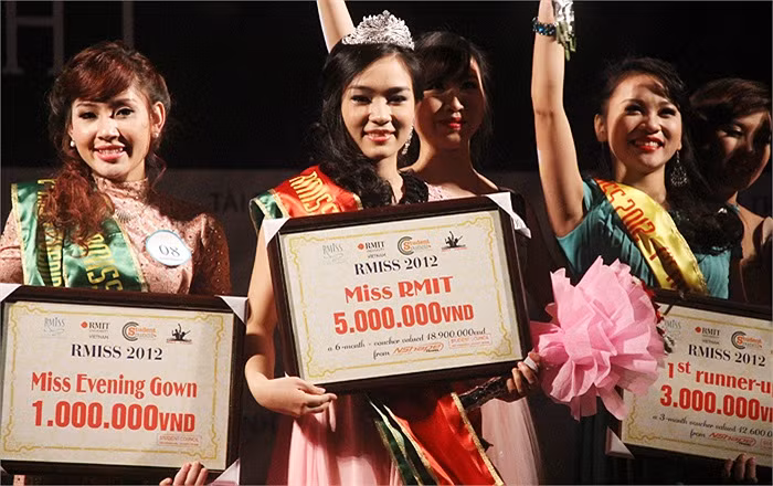 >> NHAN SẮC YÊU KIỀU CỦA CÁC NỮ DOANH NHÂN TƯƠNG LAI >> Hotgirl Thảo My "đốt cháy mùa đông" đón Noel >> HOTGIRL KHẢ NGÂN, BẢO TRÂN KHIẾN SAO HÀN PHẢI GHEN TỊ >> Ngôi sao Missteen Thảo My khiến cộng đồng mạng "nổi sóng" >> MISS CUXI VIỆT HUÊ KHOE DÁNG XINH >> Hotgirl Linh Hàn gợi cảm đón mùa đông về >> Nữ sinh Học viện Hành chính hóa thân thành thôn nữ xinh đẹp >> HOA KHÔI SINH VIÊN YÊU KIỀU BÊN "NGỰA SẮT" >> Vẻ đẹp căng tràn của Hoa khôi Missteen Diễm Trang >>Những mỹ nhân từng học tại trường "nhà giàu" RMIT