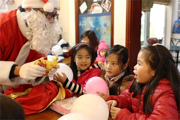 Các em nhỏ thường vây quanh ông già Noel và vui vẻ nhận những món quà dù rất nhỏ. >> NHAN SẮC YÊU KIỀU CỦA CÁC NỮ DOANH NHÂN TƯƠNG LAI >> Hotgirl Thảo My "đốt cháy mùa đông" đón Noel >> HOTGIRL KHẢ NGÂN, BẢO TRÂN KHIẾN SAO HÀN PHẢI GHEN TỊ >> Ngôi sao Missteen Thảo My khiến cộng đồng mạng "nổi sóng" >> MISS CUXI VIỆT HUÊ KHOE DÁNG XINH >> Hotgirl Linh Hàn gợi cảm đón mùa đông về >> Nữ sinh Học viện Hành chính hóa thân thành thôn nữ xinh đẹp >> HOA KHÔI SINH VIÊN YÊU KIỀU BÊN "NGỰA SẮT" >> Vẻ đẹp căng tràn của Hoa khôi Missteen Diễm Trang >>Những mỹ nhân từng học tại trường "nhà giàu" RMIT