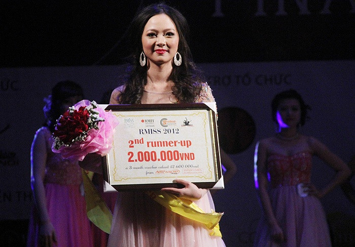 Á khôi 2 thuộc về nữ sinh Lê Phương Thảo. >> NHAN SẮC YÊU KIỀU CỦA CÁC NỮ DOANH NHÂN TƯƠNG LAI >> Hotgirl Thảo My "đốt cháy mùa đông" đón Noel >> HOTGIRL KHẢ NGÂN, BẢO TRÂN KHIẾN SAO HÀN PHẢI GHEN TỊ >> Ngôi sao Missteen Thảo My khiến cộng đồng mạng "nổi sóng" >> MISS CUXI VIỆT HUÊ KHOE DÁNG XINH >> Hotgirl Linh Hàn gợi cảm đón mùa đông về >> Nữ sinh Học viện Hành chính hóa thân thành thôn nữ xinh đẹp >> HOA KHÔI SINH VIÊN YÊU KIỀU BÊN "NGỰA SẮT" >> Vẻ đẹp căng tràn của Hoa khôi Missteen Diễm Trang >>Những mỹ nhân từng học tại trường "nhà giàu" RMIT Á khôi 2 thuộc về nữ sinh Lê Phương Thảo. >> NHAN SẮC YÊU KIỀU CỦA CÁC NỮ DOANH NHÂN TƯƠNG LAI >> Hotgirl Thảo My "đốt cháy mùa đông" đón Noel >> HOTGIRL KHẢ NGÂN, BẢO TRÂN KHIẾN SAO HÀN PHẢI GHEN TỊ >> Ngôi sao Missteen Thảo My khiến cộng đồng mạng "nổi sóng" >> MISS CUXI VIỆT HUÊ KHOE DÁNG XINH >> Hotgirl Linh Hàn gợi cảm đón mùa đông về >> Nữ sinh Học viện Hành chính hóa thân thành thôn nữ xinh đẹp >> HOA KHÔI SINH VIÊN YÊU KIỀU BÊN "NGỰA SẮT" >> Vẻ đẹp căng tràn của Hoa khôi Missteen Diễm Trang >>Những mỹ nhân từng học tại trường "nhà giàu" RMIT