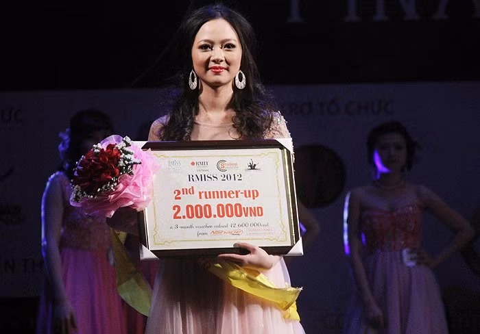 Á khôi 2 thuộc về nữ sinh Lê Phương Thảo. >> NHAN SẮC YÊU KIỀU CỦA CÁC NỮ DOANH NHÂN TƯƠNG LAI >> Hotgirl Thảo My "đốt cháy mùa đông" đón Noel >> HOTGIRL KHẢ NGÂN, BẢO TRÂN KHIẾN SAO HÀN PHẢI GHEN TỊ >> Ngôi sao Missteen Thảo My khiến cộng đồng mạng "nổi sóng" >> MISS CUXI VIỆT HUÊ KHOE DÁNG XINH >> Hotgirl Linh Hàn gợi cảm đón mùa đông về >> Nữ sinh Học viện Hành chính hóa thân thành thôn nữ xinh đẹp >> HOA KHÔI SINH VIÊN YÊU KIỀU BÊN "NGỰA SẮT" >> Vẻ đẹp căng tràn của Hoa khôi Missteen Diễm Trang >>Những mỹ nhân từng học tại trường "nhà giàu" RMIT