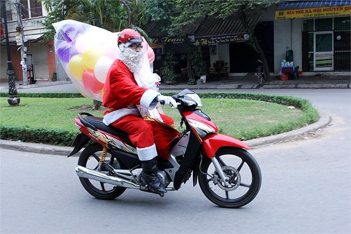 Di chuyển bằng xe máy và luôn là tâm điểm chú ý trên đường. >> NHAN SẮC YÊU KIỀU CỦA CÁC NỮ DOANH NHÂN TƯƠNG LAI >> Hotgirl Thảo My "đốt cháy mùa đông" đón Noel >> HOTGIRL KHẢ NGÂN, BẢO TRÂN KHIẾN SAO HÀN PHẢI GHEN TỊ >> Ngôi sao Missteen Thảo My khiến cộng đồng mạng "nổi sóng" >> MISS CUXI VIỆT HUÊ KHOE DÁNG XINH >> Hotgirl Linh Hàn gợi cảm đón mùa đông về >> Nữ sinh Học viện Hành chính hóa thân thành thôn nữ xinh đẹp >> HOA KHÔI SINH VIÊN YÊU KIỀU BÊN "NGỰA SẮT" >> Vẻ đẹp căng tràn của Hoa khôi Missteen Diễm Trang >>Những mỹ nhân từng học tại trường "nhà giàu" RMIT