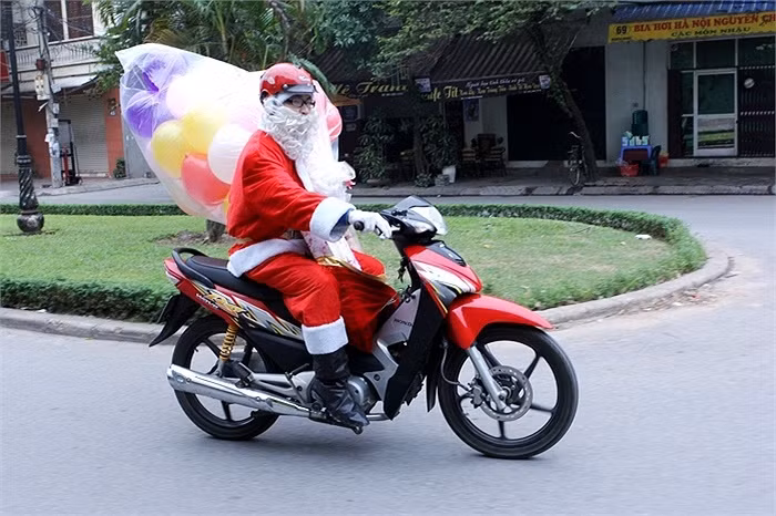 Di chuyển bằng xe máy và luôn là tâm điểm chú ý trên đường. >> NHAN SẮC YÊU KIỀU CỦA CÁC NỮ DOANH NHÂN TƯƠNG LAI >> Hotgirl Thảo My "đốt cháy mùa đông" đón Noel >> HOTGIRL KHẢ NGÂN, BẢO TRÂN KHIẾN SAO HÀN PHẢI GHEN TỊ >> Ngôi sao Missteen Thảo My khiến cộng đồng mạng "nổi sóng" >> MISS CUXI VIỆT HUÊ KHOE DÁNG XINH >> Hotgirl Linh Hàn gợi cảm đón mùa đông về >> Nữ sinh Học viện Hành chính hóa thân thành thôn nữ xinh đẹp >> HOA KHÔI SINH VIÊN YÊU KIỀU BÊN "NGỰA SẮT" >> Vẻ đẹp căng tràn của Hoa khôi Missteen Diễm Trang >>Những mỹ nhân từng học tại trường "nhà giàu" RMIT