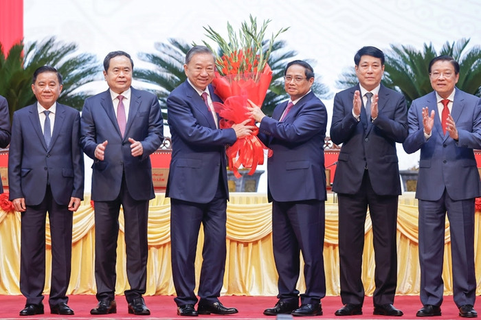 Các đồng chí lãnh đạo chúc mừng Tổng Bí thư, Chủ tịch nước Tô Lâm. Ảnh: dangcongsan.vn Tog bi thu To Lam.jpg
