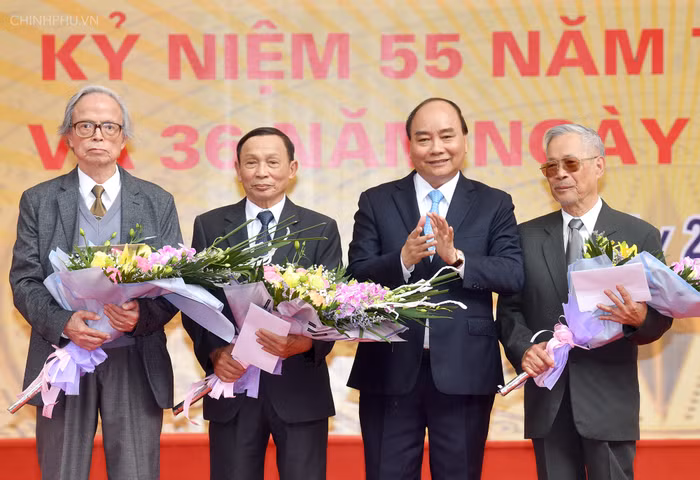 Thủ tướng tặng hoa các nhà giáo. Ảnh: VGP