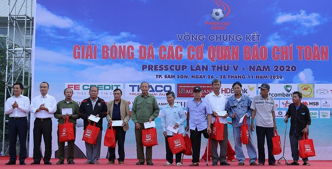 Ban tổ chức VCK Press Cup 2020 đã trao quà cho 10 gia đình chính sách tại TP. Sầm Sơn. Ban tổ chức VCK Press Cup 2020 đã trao quà cho 10 gia đình chính sách tại TP. Sầm Sơn.