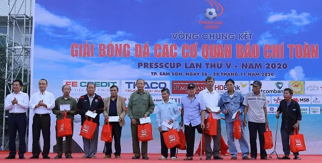 Ban tổ chức VCK Press Cup 2020 đã trao quà cho 10 gia đình chính sách tại TP. Sầm Sơn.