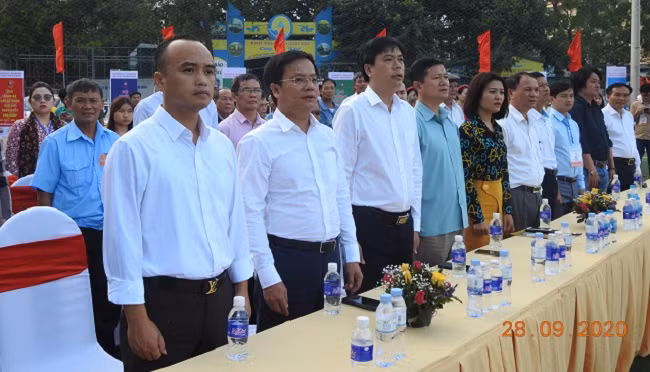 Các đại biểu tham dự lễ khai mạc.