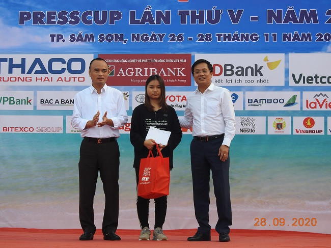 Nhà báo Hồ Minh Chiến - Tổng Biên tập Báo Gia đình Việt Nam và ông Lương Tất Thắng - Tỉnh ủy viên, Bí thư Thành ủy Thành phố Sầm Sơn (Thanh Hóa) trao sổ tiết kiệm trị giá 30 triệu đồng cho con gái Liệt sĩ, Nhà báo Phạm Văn Hướng. Nhà báo Hồ Minh Chiến - Tổng Biên tập Báo Gia đình Việt Nam và ông Lương Tất Thắng - Tỉnh ủy viên, Bí thư Thành ủy Thành phố Sầm Sơn (Thanh Hóa) trao sổ tiết kiệm trị giá 30 triệu đồng cho con gái Liệt sĩ, Nhà báo Phạm Văn Hướng.