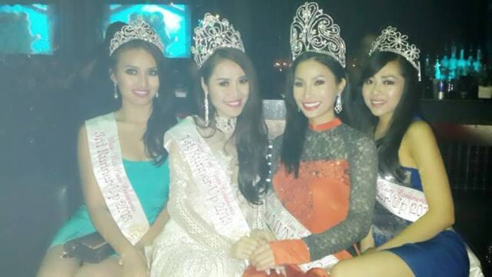 Quế Vân cùng một số thí sinh khác trong cuộc thi Hoa Hậu người Việt thế giới 2013