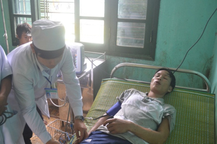 Khi bác sĩ thăm khám cũng không rời chiếc điện thoại di động Khi bác sĩ thăm khám cũng không rời chiếc điện thoại di động