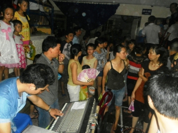 Người dân bức xúc ùa lên khu vực dành cho nhân viên trong đoàn Người dân bức xúc ùa lên khu vực dành cho nhân viên trong đoàn