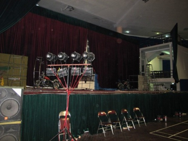 Thành viên đoàn xiếc bỏ cả đạo cụ để chạy thoát thân. Ảnh người lao động Thành viên đoàn xiếc bỏ cả đạo cụ để chạy thoát thân. Ảnh người lao động