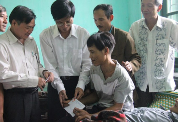 Chính quyền địa phương thăm hỏi, tặng quà cho cha con "người rừng” Chính quyền địa phương thăm hỏi, tặng quà cho cha con "người rừng”