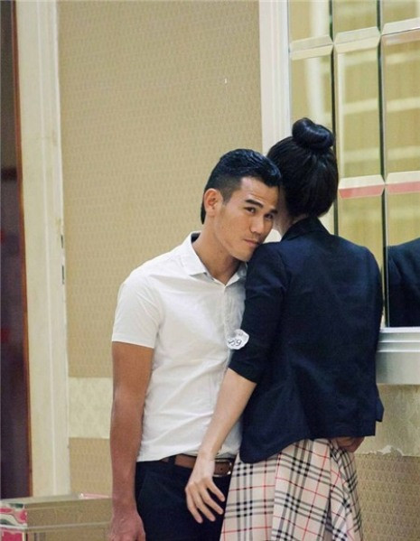 Thảo Trang hạnh phúc ôm chầm lấy ông xã khi anh đến ủng hộ. Cô phải trải qua một ngày dài chờ đợi trong sự mệt mỏi và hồi hộp. Thảo Trang hạnh phúc ôm chầm lấy ông xã khi anh đến ủng hộ. Cô phải trải qua một ngày dài chờ đợi trong sự mệt mỏi và hồi hộp.