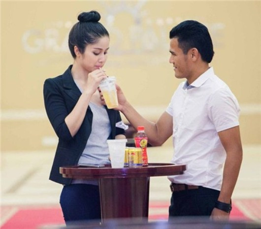 Anh luôn bên cạnh chăm chút vợ từng li từng tí. Anh luôn bên cạnh chăm chút vợ từng li từng tí.