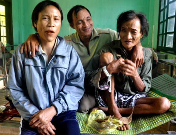 Sau 40 năm xa cách, giờ đây Hồ Văn Tri mới đoàn tụ bên cha và anh ruột của mình. Ảnh Vnexpress Sau 40 năm xa cách, giờ đây Hồ Văn Tri mới đoàn tụ bên cha và anh ruột của mình. Ảnh Vnexpress