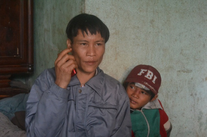 Nghe nhạc trên điện thoại di động ở mọi nơi, mọi lúc là món "khoái khẩu" của anh Lang Nghe nhạc trên điện thoại di động ở mọi nơi, mọi lúc là món "khoái khẩu" của anh Lang