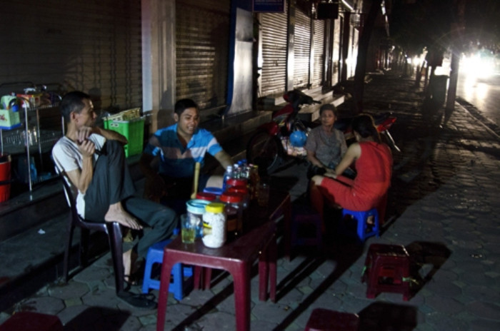 Nóng bức nhưng đến nửa đêm, nhiều người vẫn ngồi tập trung ở vỉa hè đường Tô Hiệu để tránh nóng. Ảnh: Nguyên Anh Nóng bức nhưng đến nửa đêm, nhiều người vẫn ngồi tập trung ở vỉa hè đường Tô Hiệu để tránh nóng. Ảnh: Nguyên Anh