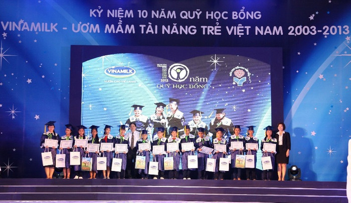 Ông Phạm Ngọc Định – Vụ trưởng vụ giáo dục tiểu học (Bộ Giáo dục và Đào tạo) và Bà Bùi Thị Hương – Giám Đốc Đối Ngoại Vinamilk trao học bổng cho các em học sinh được nhận học bổng của Quỹ học bổng “Vinamilk - Ươm mầm tài năng trẻ Việt Nam” năm học 2013 Ông Phạm Ngọc Định – Vụ trưởng vụ giáo dục tiểu học (Bộ Giáo dục và Đào tạo) và Bà Bùi Thị Hương – Giám Đốc Đối Ngoại Vinamilk trao học bổng cho các em học sinh được nhận học bổng của Quỹ học bổng “Vinamilk - Ươm mầm tài năng trẻ Việt Nam” năm học 2013