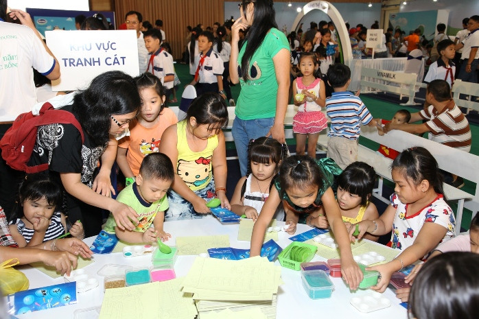 Các em học sinh cùng tham gia những trò chơi thú vị tại chương trình. Các em học sinh cùng tham gia những trò chơi thú vị tại chương trình.