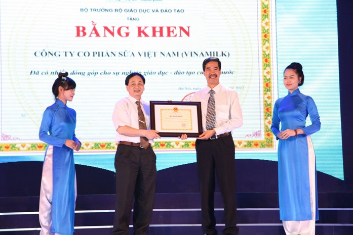 Ông Phạm Ngọc Định – Vụ trưởng vụ giáo dục tiểu học (Bộ Giáo dục và Đào tạo) trao Bằng khen cho Công ty cổ phần sữa Việt Nam Vinamilk vì những đóng góp tích cực và bền bỉ vì sự nghiệp 10 năm trồng người thông qua chương trình Quỹ học bổng “Vinamilk - Ươm mầm tài năng trẻ Việt Nam”. Ông Phạm Ngọc Định – Vụ trưởng vụ giáo dục tiểu học (Bộ Giáo dục và Đào tạo) trao Bằng khen cho Công ty cổ phần sữa Việt Nam Vinamilk vì những đóng góp tích cực và bền bỉ vì sự nghiệp 10 năm trồng người thông qua chương trình Quỹ học bổng “Vinamilk - Ươm mầm tài năng trẻ Việt Nam”.