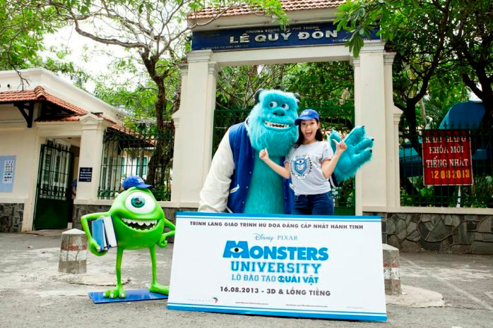 Quán quân Vietnam Idol 2007 Phương Vy tạo dáng dễ thương cùng Mike và Sulley trước cổng trường Lê Quý Đôn - nơi cô đã từng theo học Quán quân Vietnam Idol 2007 Phương Vy tạo dáng dễ thương cùng Mike và Sulley trước cổng trường Lê Quý Đôn - nơi cô đã từng theo học