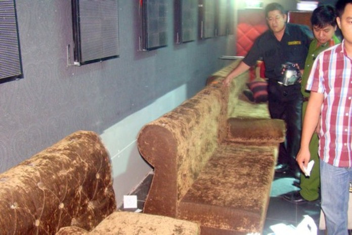 Nhiều ma tuý bị dân chơi nhét vào kẹt ghế hoặc vứt dưới đất. Ảnh Vnexpress Nhiều ma tuý bị dân chơi nhét vào kẹt ghế hoặc vứt dưới đất. Ảnh Vnexpress