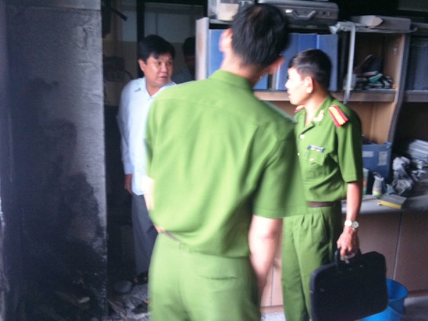 Công an khám nghiệm hiện trường vụ cháy kho bạc. Ảnh Người lao động