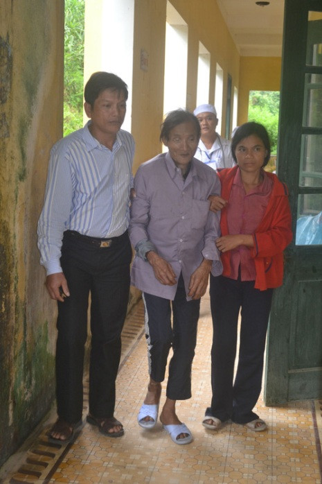 Sức khỏe dần hồi phục, ông Thanh được người thân dìu đi chập chững như một đứa trẻ Sức khỏe dần hồi phục, ông Thanh được người thân dìu đi chập chững như một đứa trẻ