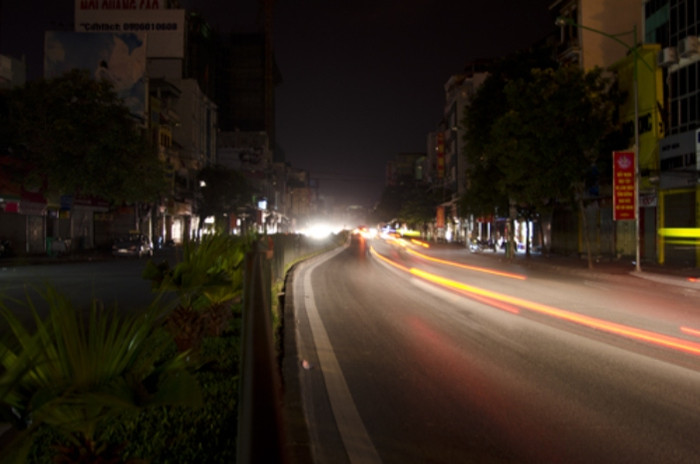 23h đêm qua nhiều khu vực thuộc quận Cầu Giấy như đường Xuân Thủy, Cầu Giấy, Tô Hiệu, dọc sông Tô Lịch chìm trong bóng tối. Ảnh: Nguyên Anh 23h đêm qua nhiều khu vực thuộc quận Cầu Giấy như đường Xuân Thủy, Cầu Giấy, Tô Hiệu, dọc sông Tô Lịch chìm trong bóng tối. Ảnh: Nguyên Anh