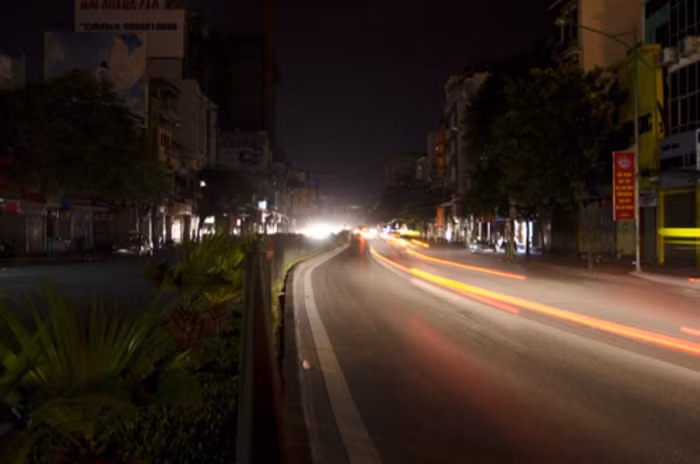 23h đêm qua nhiều khu vực thuộc quận Cầu Giấy như đường Xuân Thủy, Cầu Giấy, Tô Hiệu, dọc sông Tô Lịch chìm trong bóng tối. Ảnh: Nguyên Anh