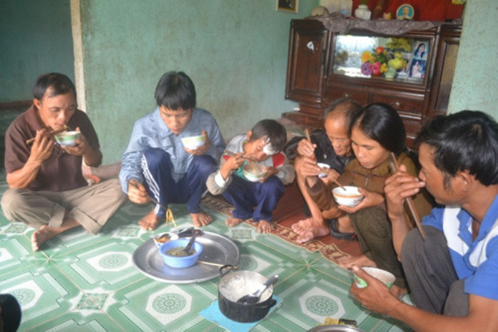 Bữa cơm sum họp bên gia đình của anh Lang Bữa cơm sum họp bên gia đình của anh Lang