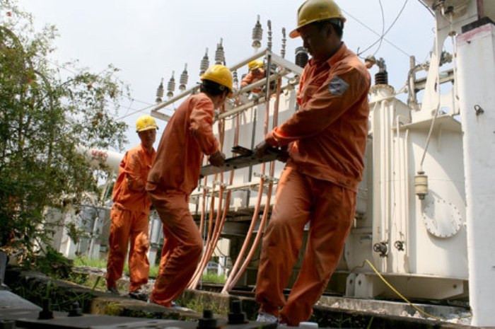 Việc khắc phục sự cố trạm biến áp nổ, dự kiến đến hết trưa nay.Ảnh: Bá Đô Việc khắc phục sự cố trạm biến áp nổ, dự kiến đến hết trưa nay.Ảnh: Bá Đô